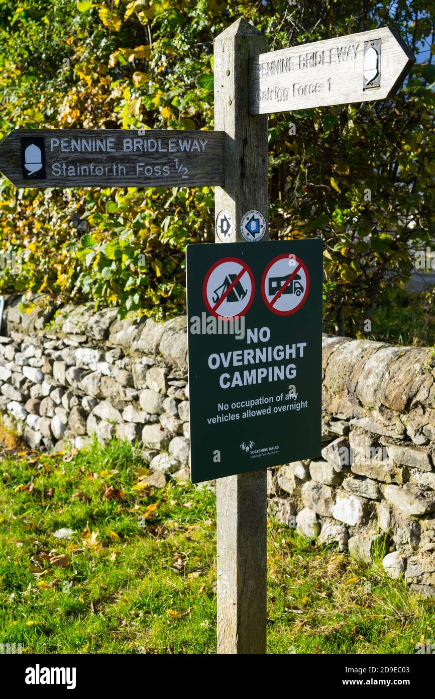 Direzione e informazioni Post at Stainforth, Ribblesdale, North Yorkshire, England, UK. Foto Stock