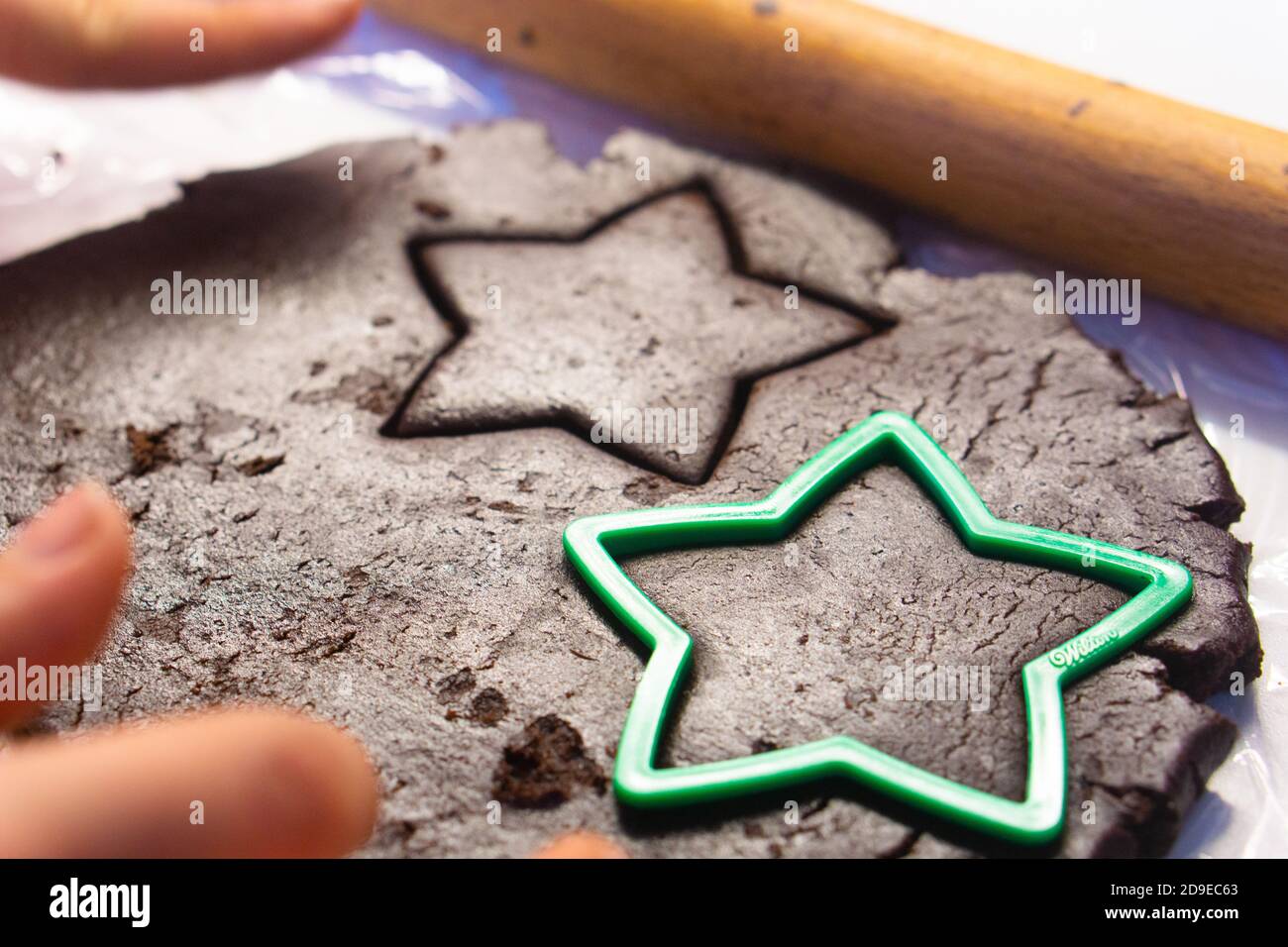 preparazione di biscotti brownie al cioccolato a forma di stella natalizia Foto Stock