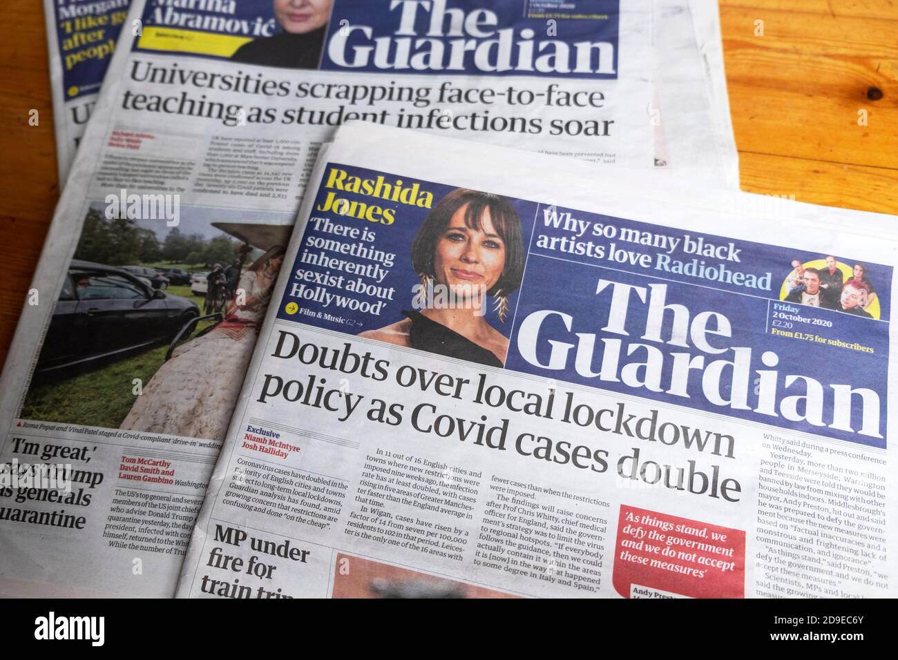 "Si sdoppia rispetto alla politica di blocco locale come casi Covid raddoppiare" il Titolo della prima pagina del giornale Guardian il 2 ottobre 2020 Londra Inghilterra Regno Unito Foto Stock