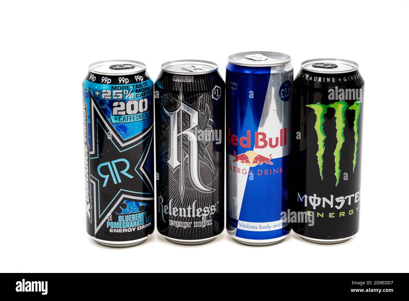 Londra, Regno Unito, 14 ottobre 2020:- lattine di Rocksar, Reletless, Red Bull & Monster Energy drink isolati su uno sfondo bianco Foto Stock