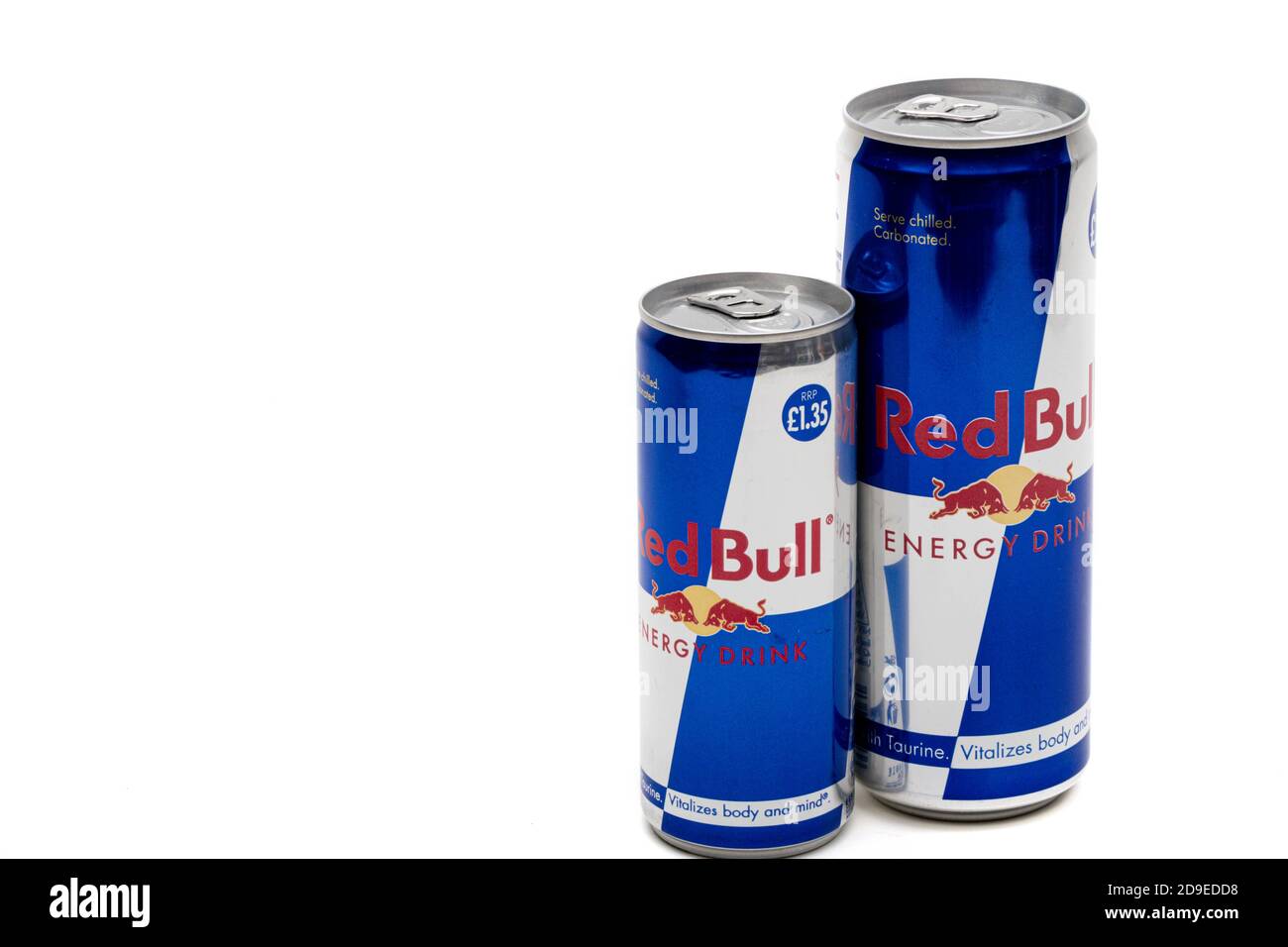 Londra, Regno Unito, 14 ottobre 2020:- UNA lattina grande e piccola di Red  Bull Energy drink isolato su uno sfondo bianco Foto stock - Alamy