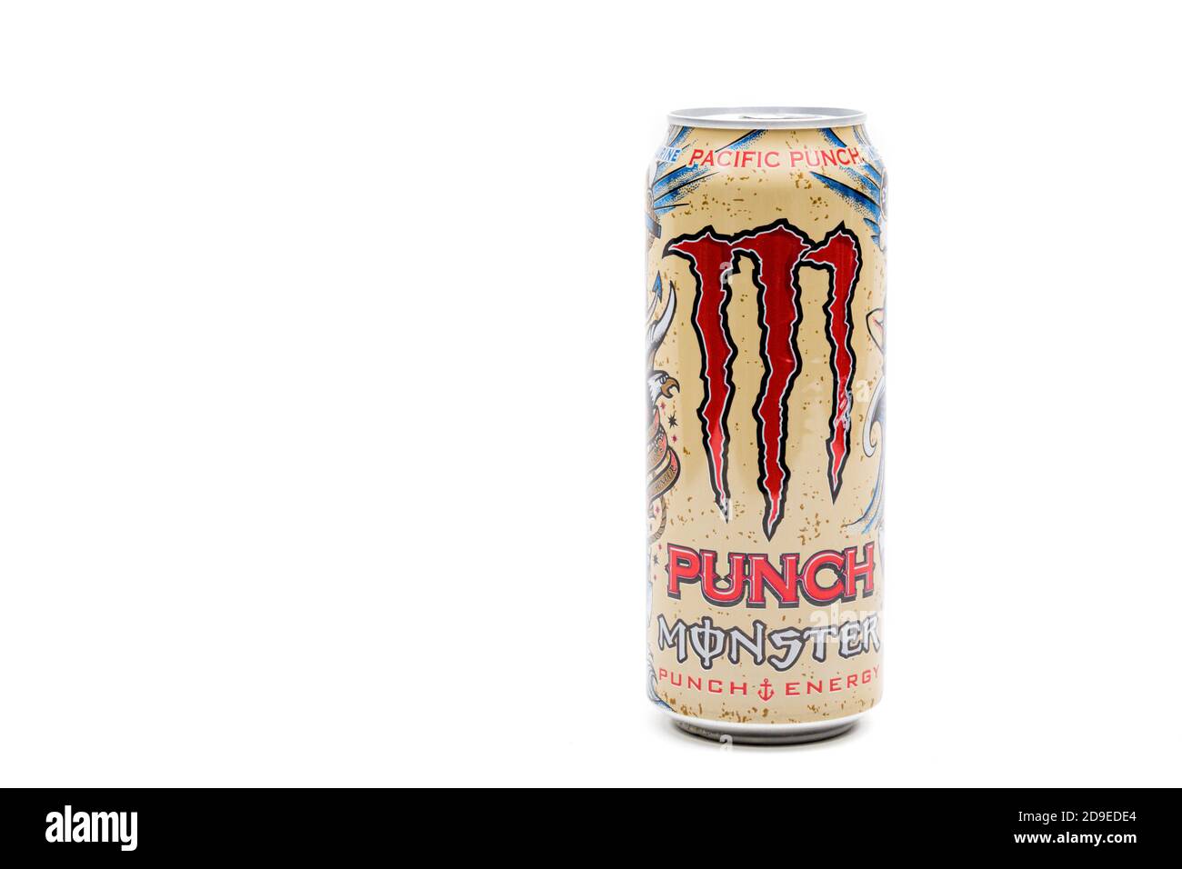 Londra, Regno Unito, 14 ottobre 2020:- una lattina di Monster Pacific Punch Energy drink isolato su uno sfondo bianco Foto Stock