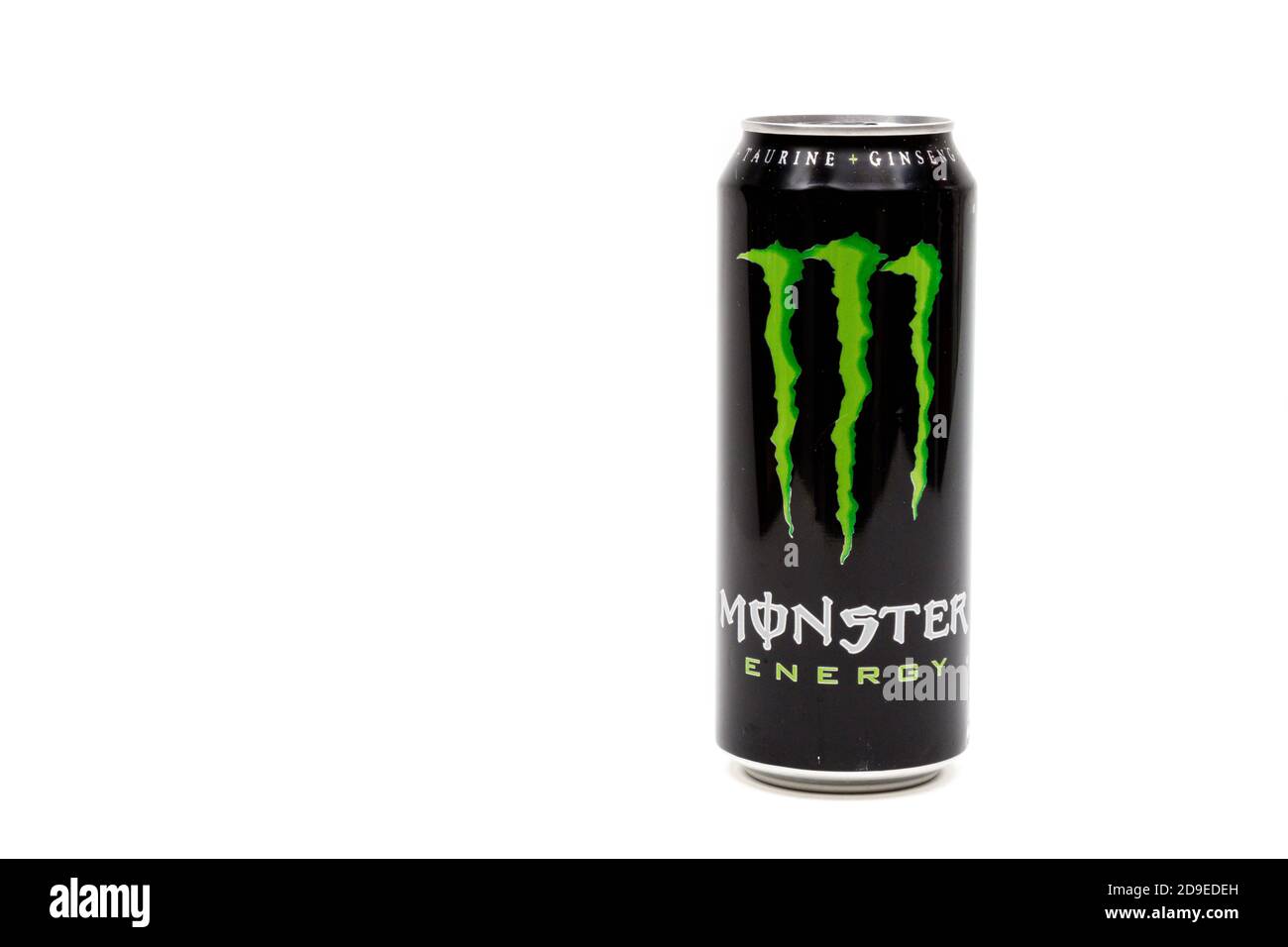 Londra, Regno Unito, 14 ottobre 2020:- una lattina di bevanda originale Monster Energy isolata su sfondo bianco Foto Stock