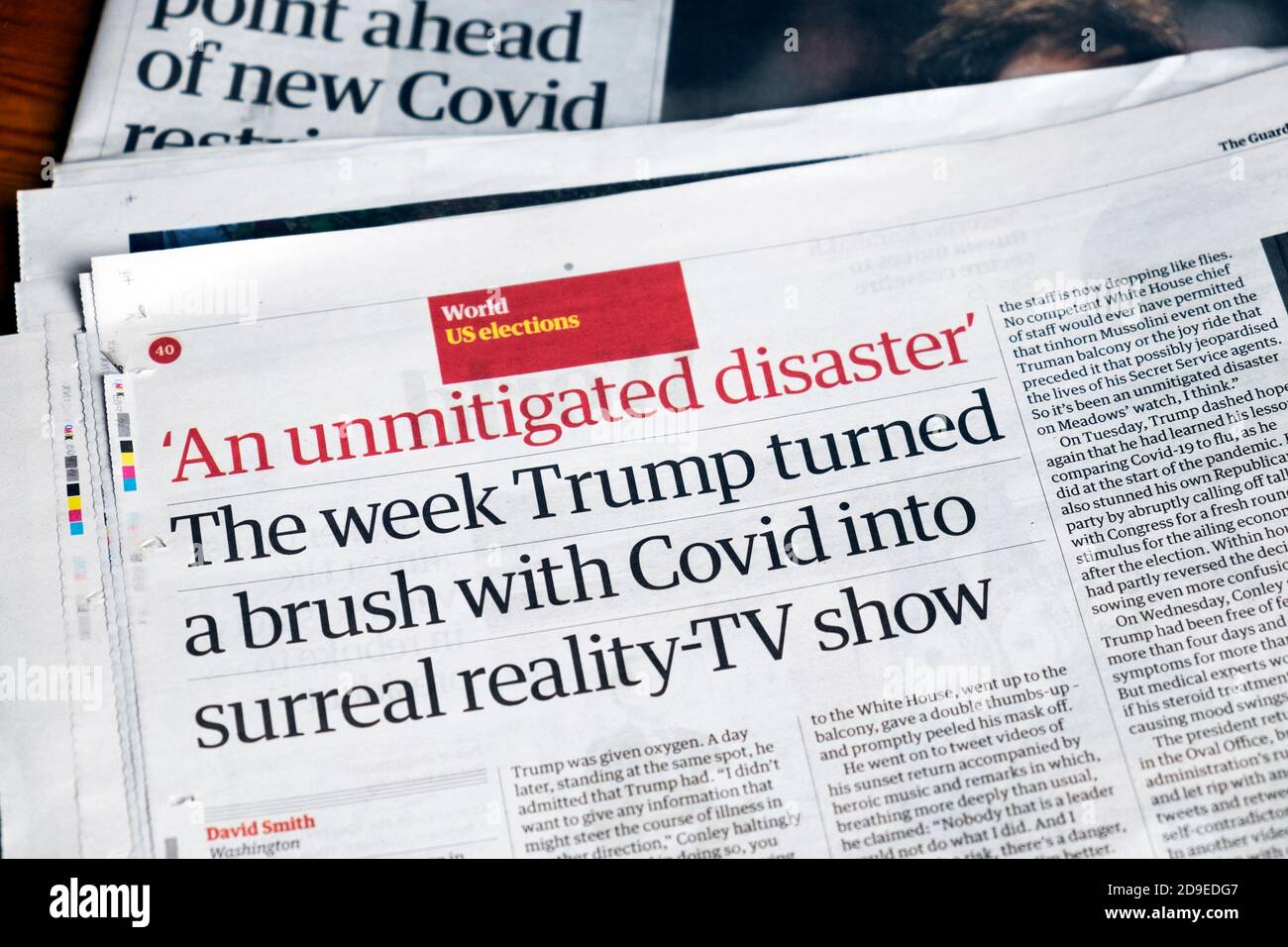 "Un disastro non mitigato" "la settimana con cui Trump si è voltato un pennello Covid nel titolo del giornale Guardian del surreale reality-TV show all'interno Pagina Londra UK Foto Stock