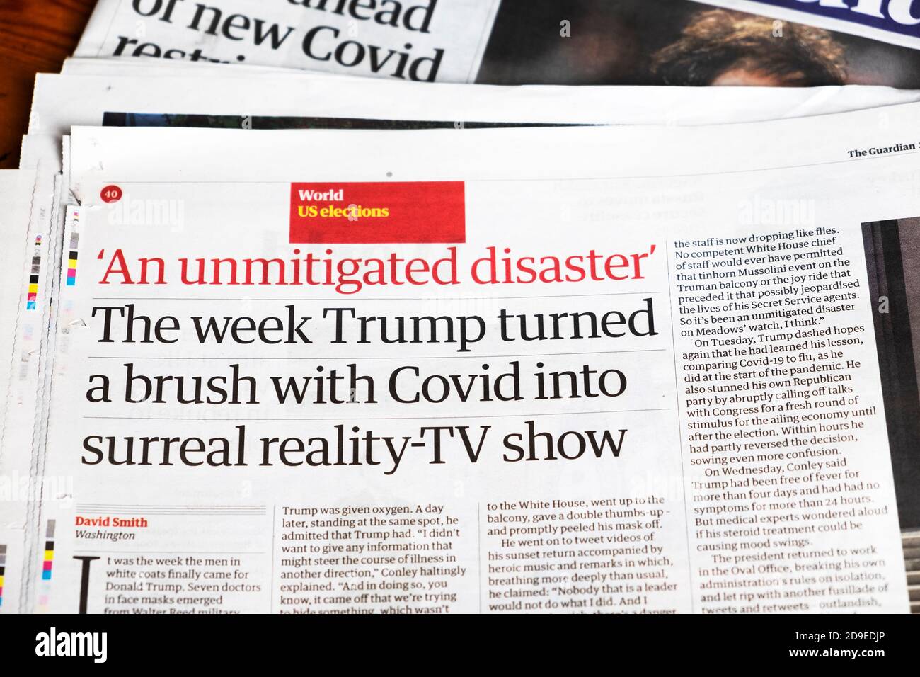 "Un disastro non mitigato" "la settimana con cui Trump si è voltato un pennello Covid nel titolo del giornale Guardian del surreale reality-TV show all'interno Pagina Londra UK Foto Stock