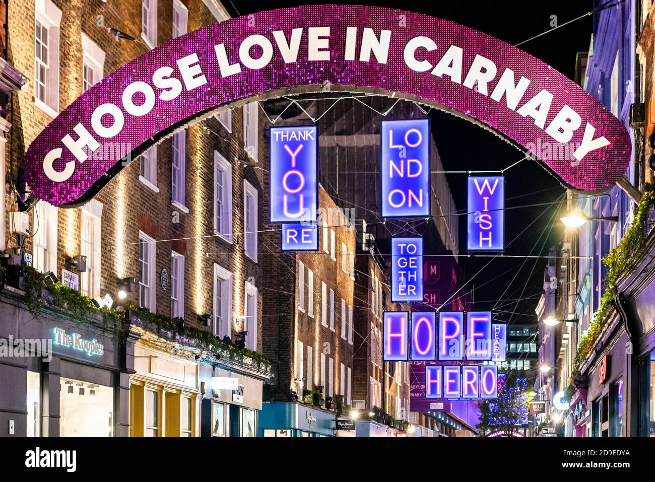 Carnaby Street ha le sue luci di Natale accese, Londra. Foto Stock