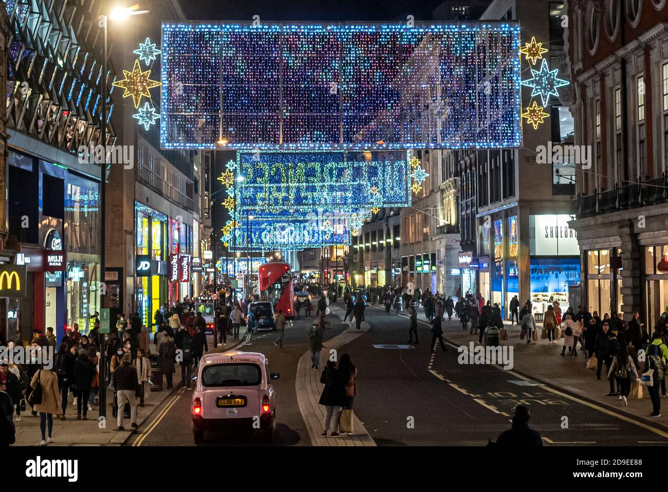 Oxford Streets ha le loro luci di Natale si accendono per i festeggiamenti di Natale 2020. Foto Stock