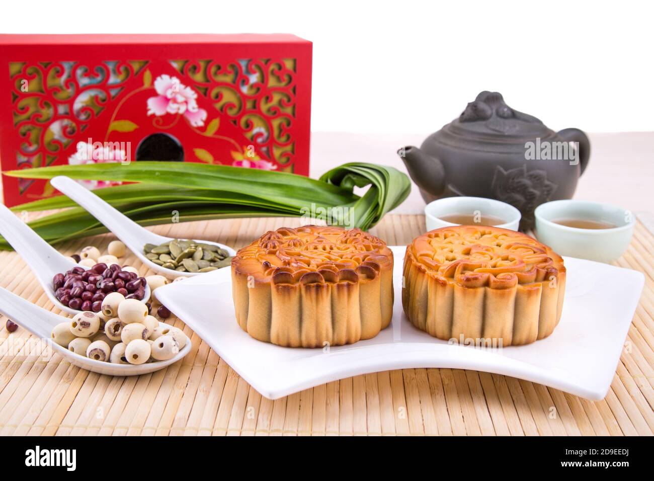 Festa di metà autunno mooncake cinese con ingredienti e tè Foto Stock