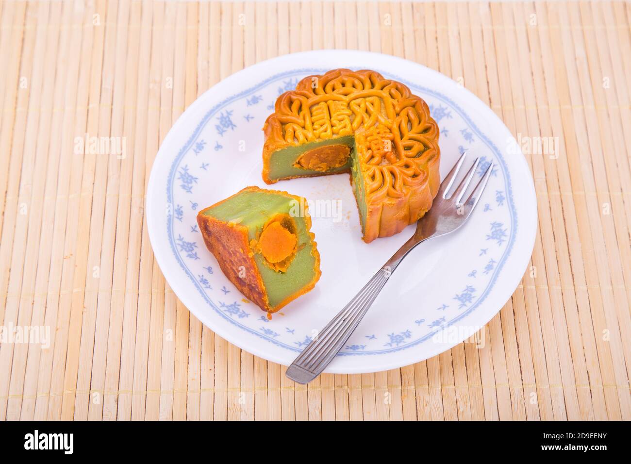 Mooncake con giogo d'uovo per cinese metà autunno festivo servito Foto Stock