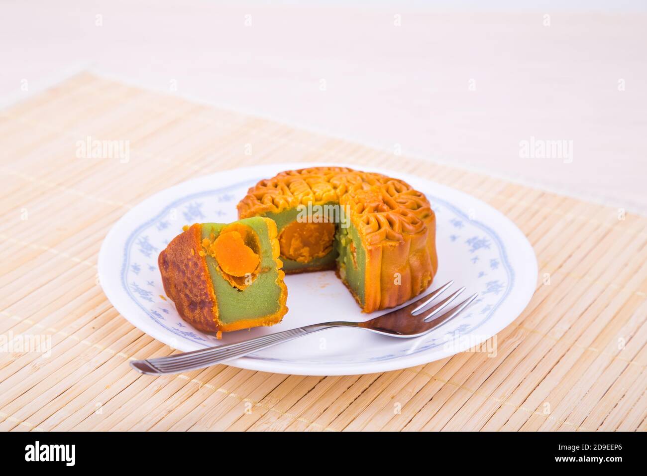 Mooncake con giogo d'uovo per cinese metà autunno festivo servito Foto Stock