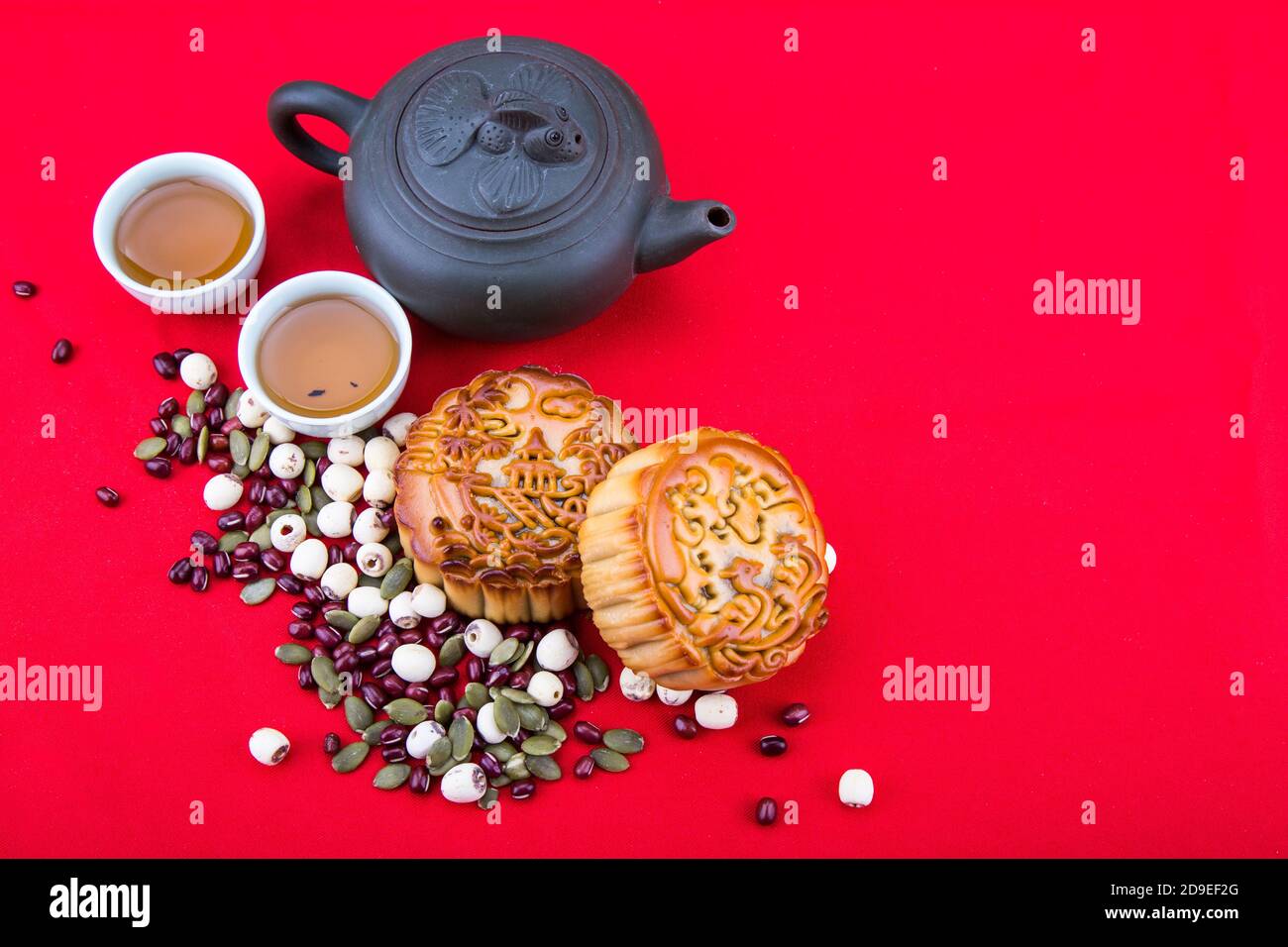 Festa di metà autunno mooncake cinese con ingredienti e tè Foto Stock