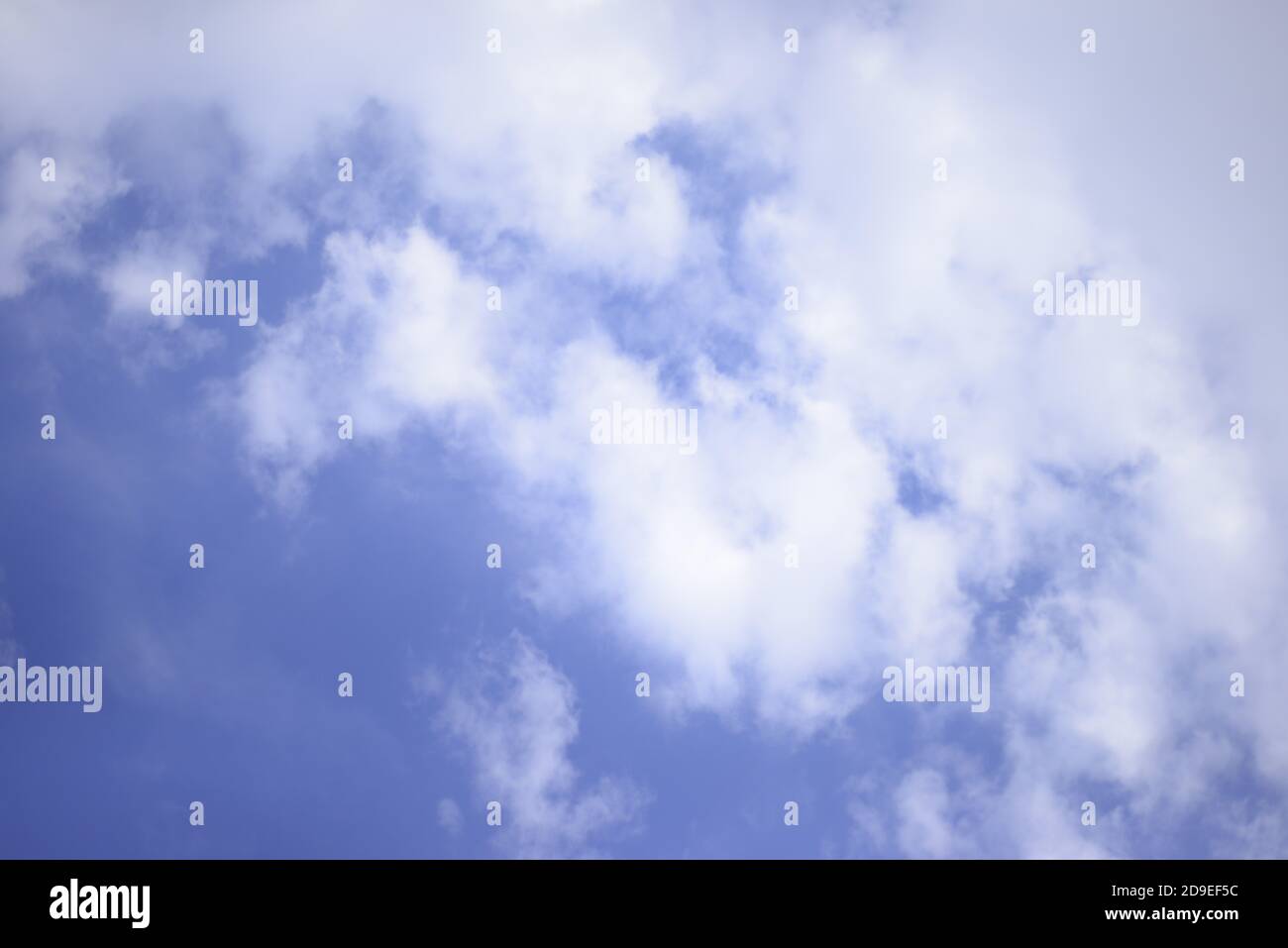 Sfondo. Cielo blu con nuvole bianche. Foto Stock