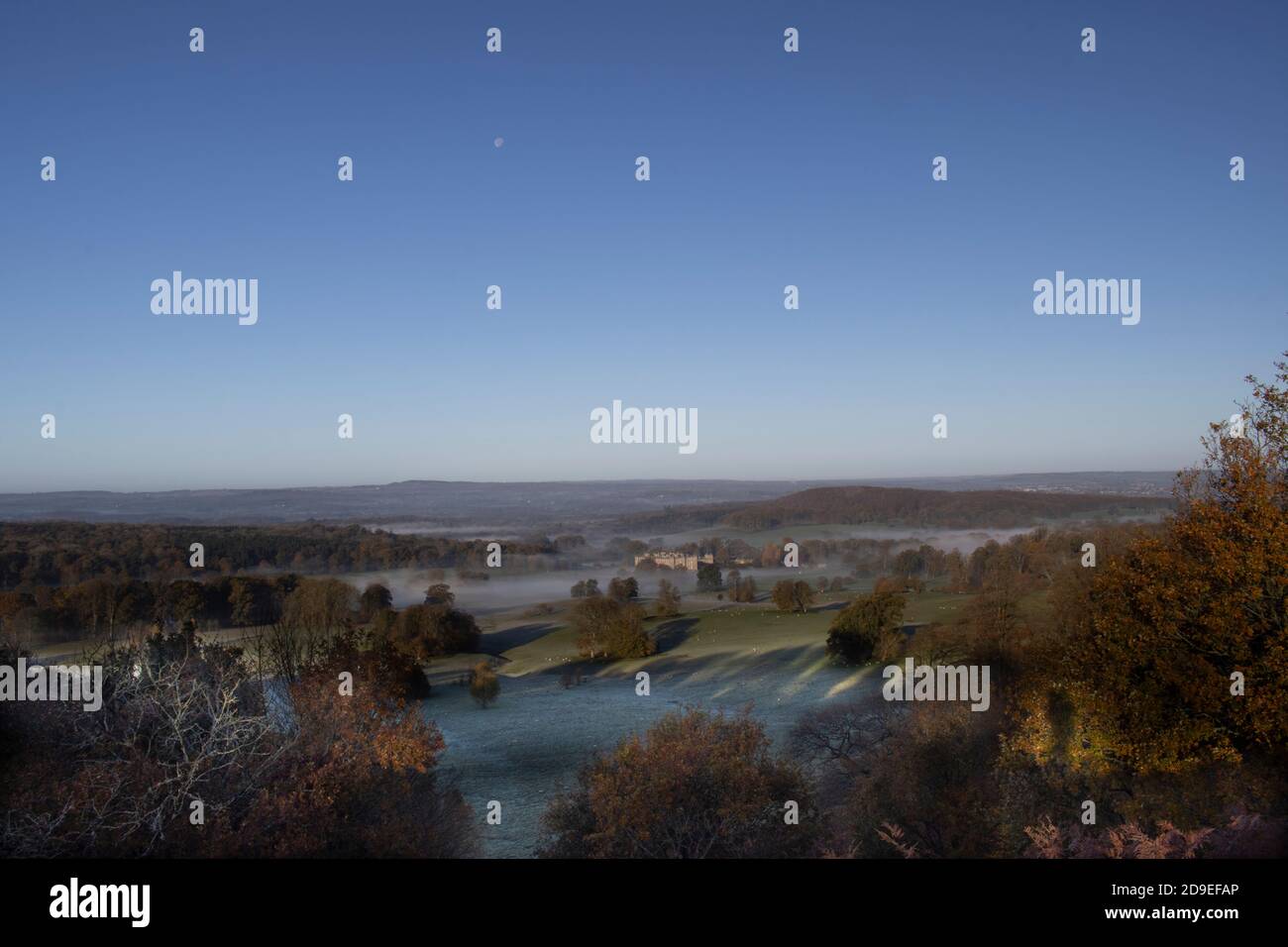 Paesaggio della tenuta longleat nella gola del cheddar una nebbia mattina d'autunno Foto Stock