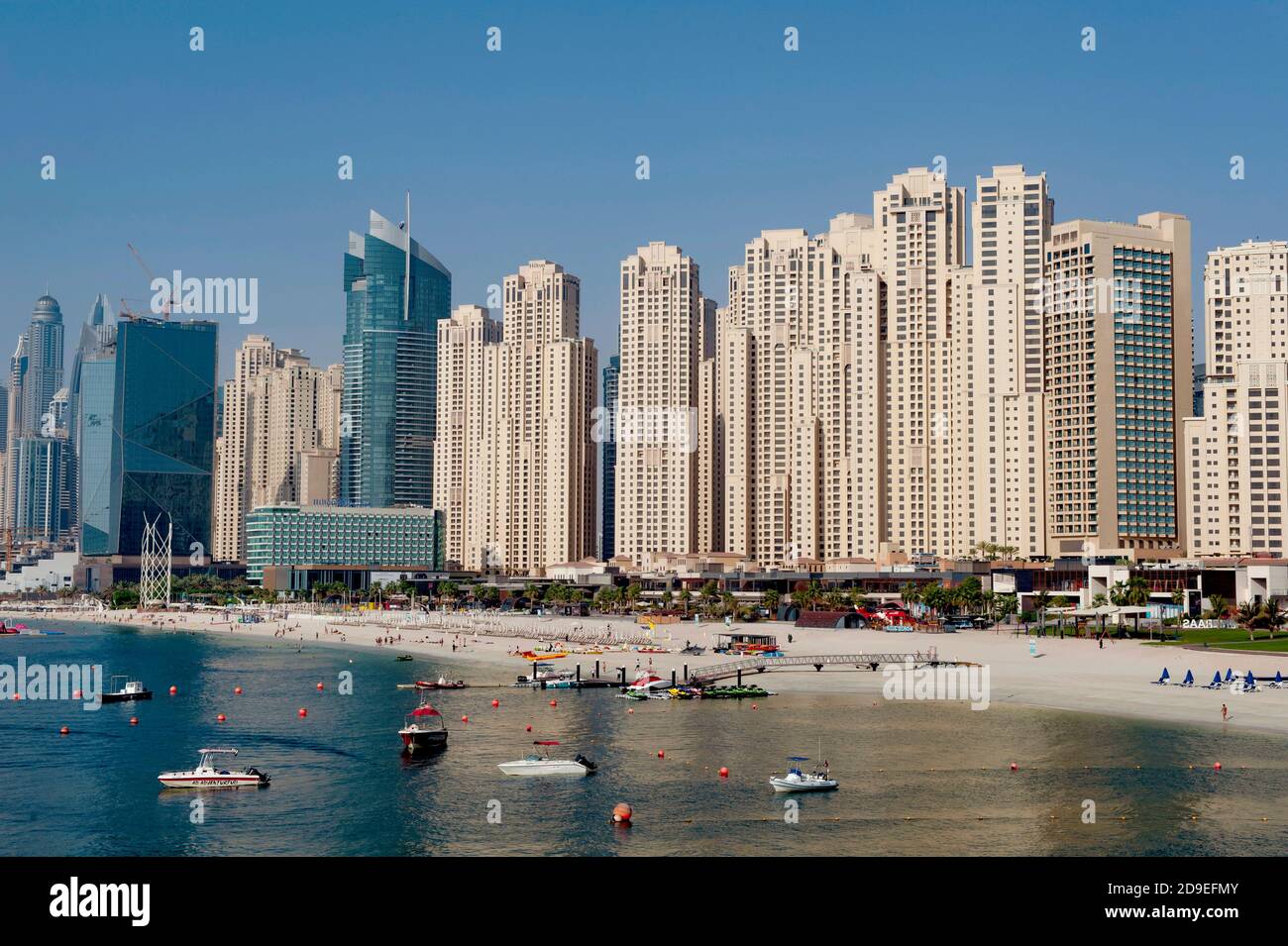 Dubai, Emirati Arabi Uniti. 2 Luglio 2019 Appartamenti e hotel di lusso sulla spiaggia a Jumeirah Beach, Dubai, Emirati Arabi Uniti. Foto Stock