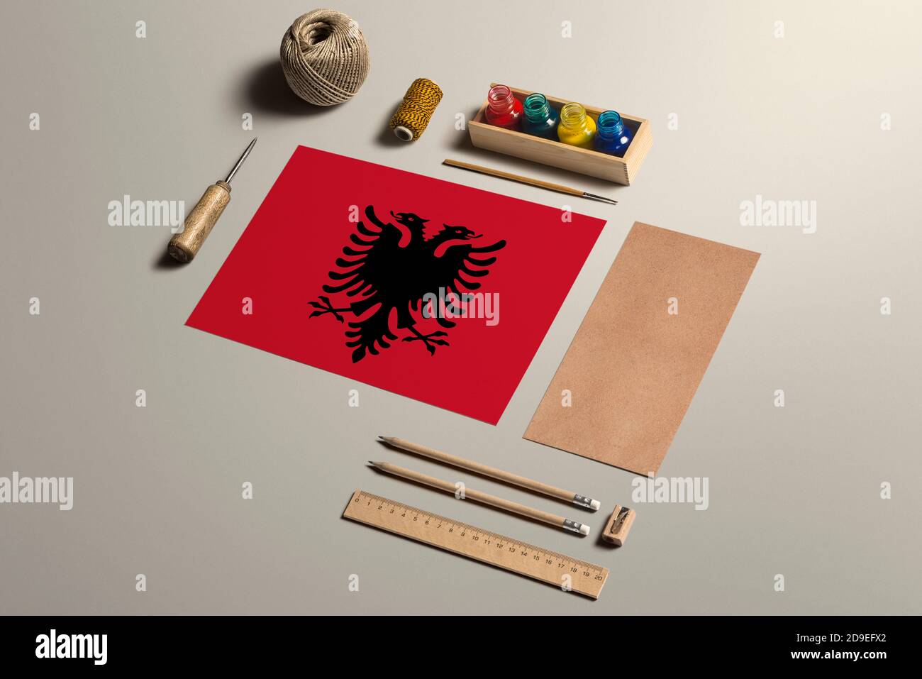 Albania calligrafia concetto, accessori e strumenti per bella scrittura a  mano, matite, penne, inchiostro, pennello, carta artigianale e cartoncino  artigianale artigianale su legno Foto stock - Alamy