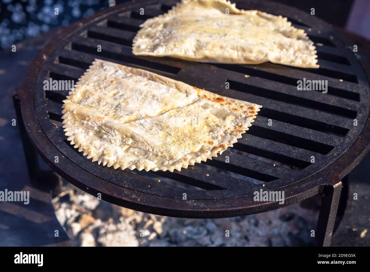 Appetitosi torte tradizionali uzbeki che cucinano all'aperto. Cucina Asiatica. Concetto di cucina fastfood nazionale Foto Stock