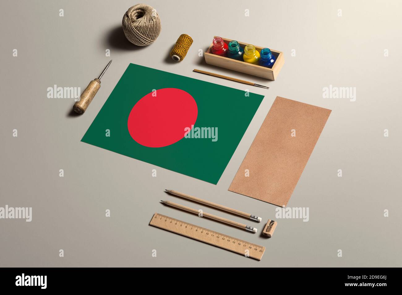 Bangladesh calligraphy concetto, accessori e attrezzi per la bella scrittura a mano, matite, penne, inchiostro, pennello, carta artigianale e cartone che si cimentano su legno Foto Stock