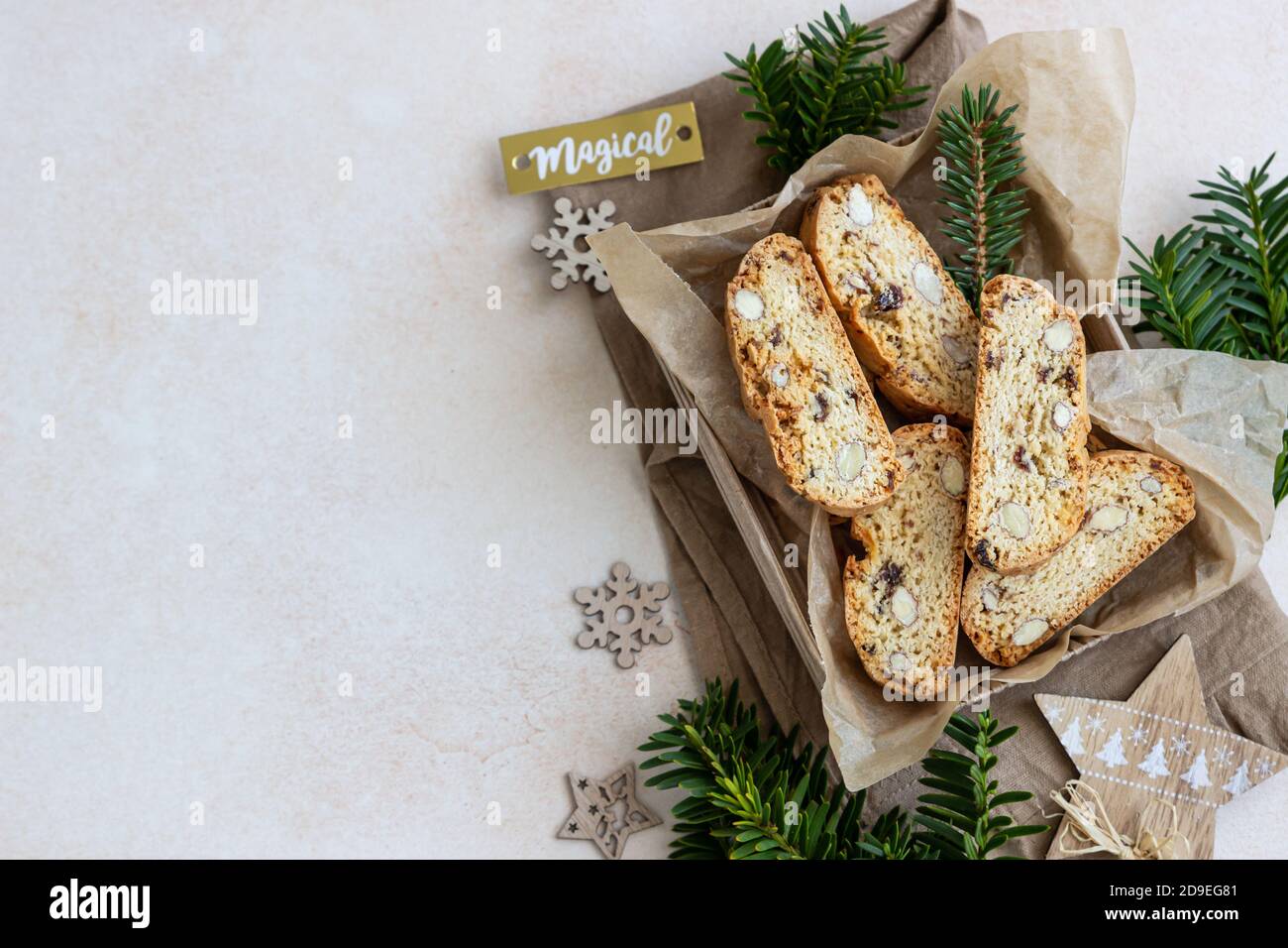 Deliziosi biscotti italiani fatti in casa in scatola regalo a base di carta artigianale. Idea per un regalo dolce perfetto per Natale o Capodanno. Vista dall'alto. Foto Stock