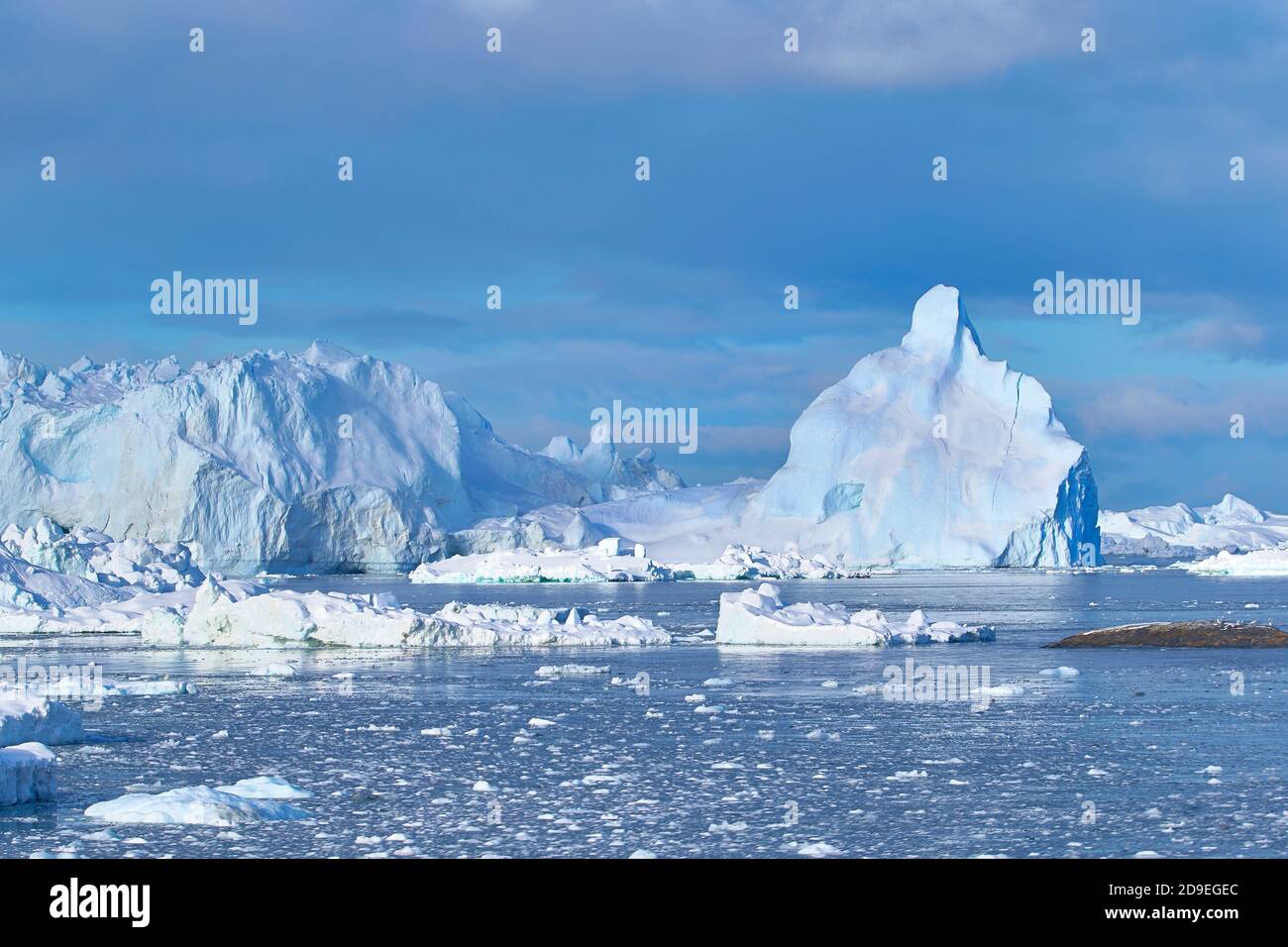 Splendidi e massicci iceberg stanno navigando attraverso la Baia di Disko. Fiordo di Ilulissat, Groenlandia. Foto Stock