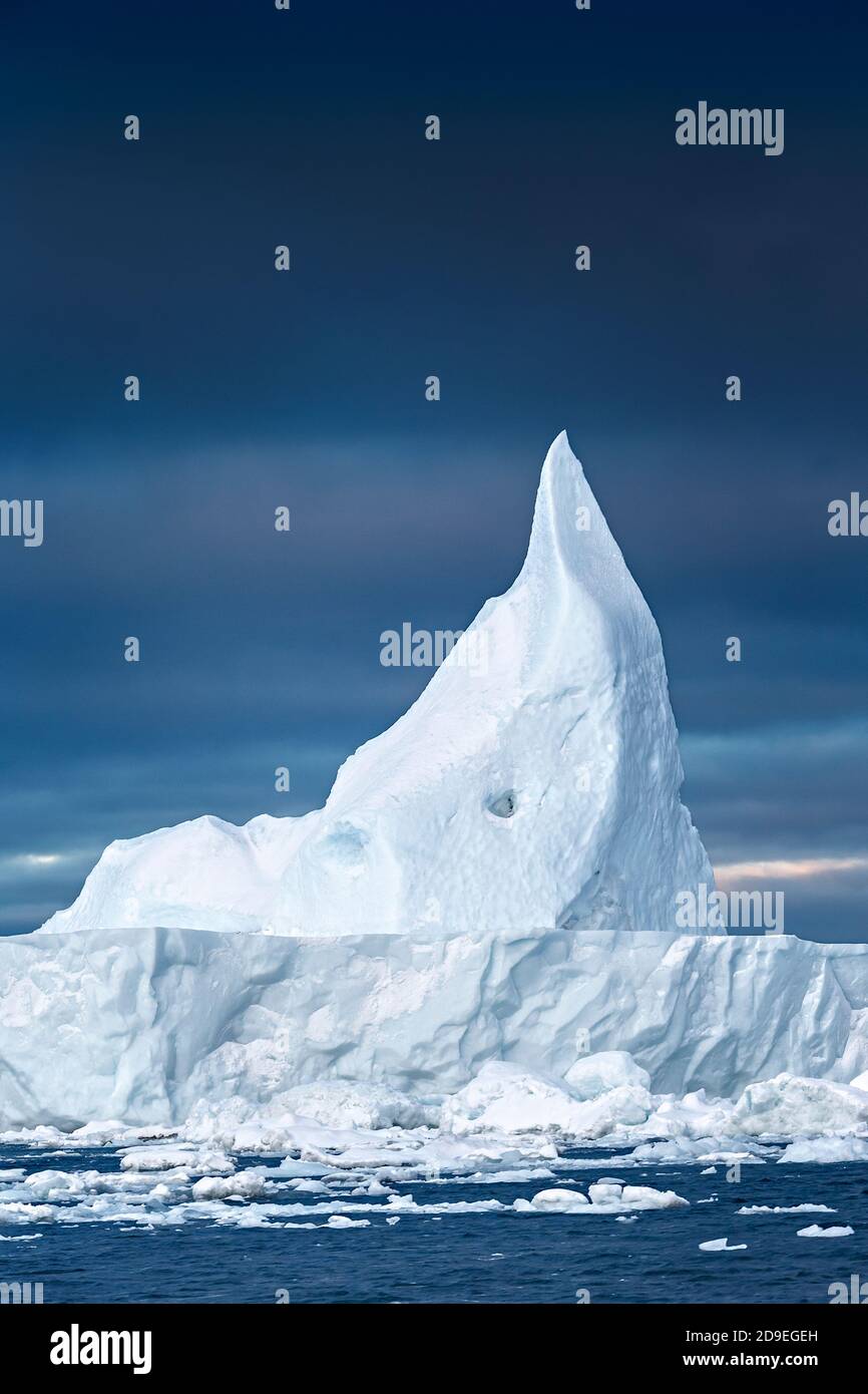 Iceberg astratto di colore bianco e blu che naviga attraverso il mare Artico. Ilulissat, Baia di Disko in Groenlandia. Foto Stock