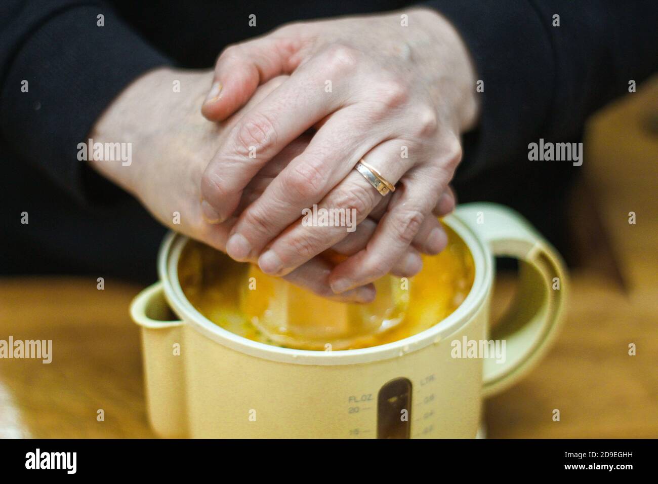 Primo piano di una donna che stringe il limone Foto Stock