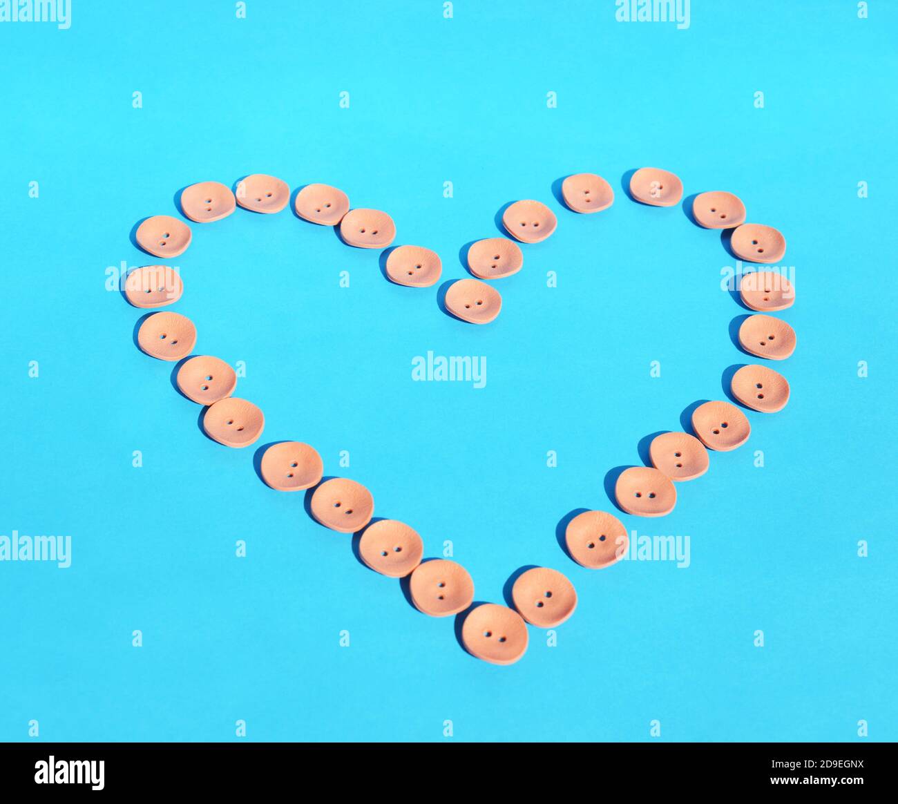 Cuore pulsante su sfondo blu. Cornice per l'iscrizione. Spazio di copia per il testo. Foto Stock