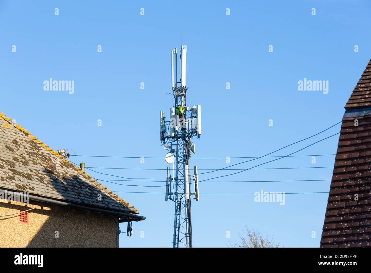 Ingegnere di telecomunicazioni che lavora in altezza su palo di telecomunicazioni, Hamstreet, ashford, kent, regno unito Foto Stock