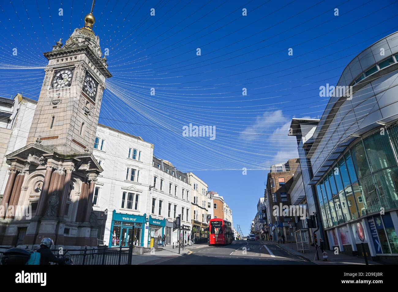 Brighton UK 5 novembre 2020 - luci di Natale dalla torre dell'orologio di Brighton come le strade sono tranquille il primo giorno delle nuove restrizioni di blocco coronavirus in Inghilterra : Credit Simon Dack / Alamy Live News Foto Stock