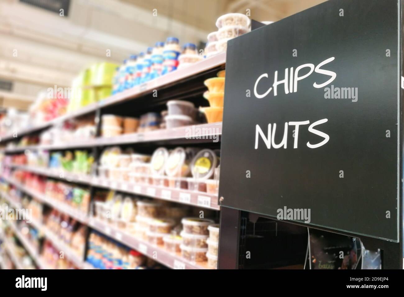 Cialine e noci alimentari corridoio al supermercato Foto Stock