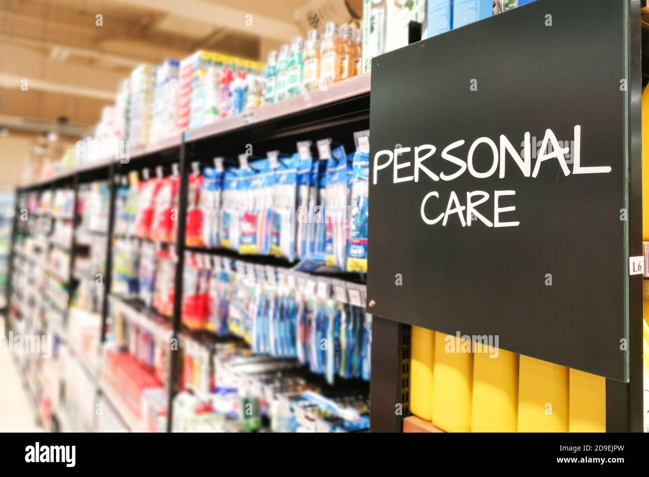 Servizio di cura personale, categoria di alimentari per la casa al supermercato Foto Stock