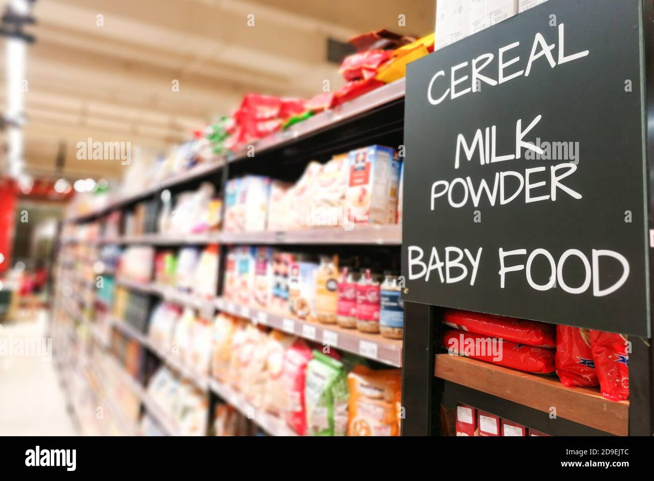 Cereali, latte in polvere, prodotti alimentari per bambini, corridoio al supermercato Foto Stock
