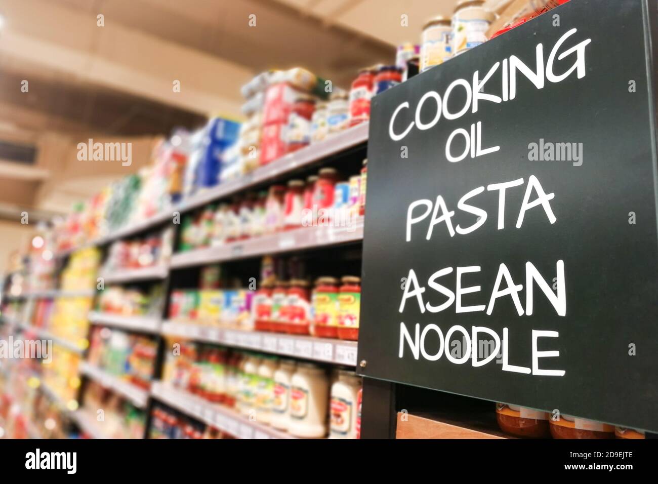 Olio da cucina, pasta, alimentari di categoria noodle corridoio al supermercato Foto Stock