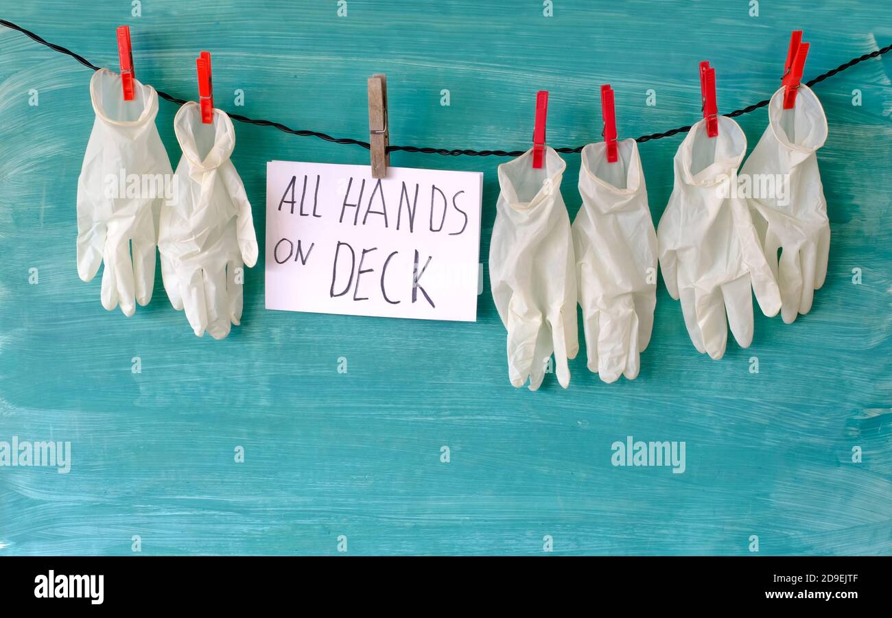 Tutte le mani sul ponte per gli operatori sanitari a causa di epidemia di coranavirus, simbolo immagine con guanti medici e messaggio Foto Stock