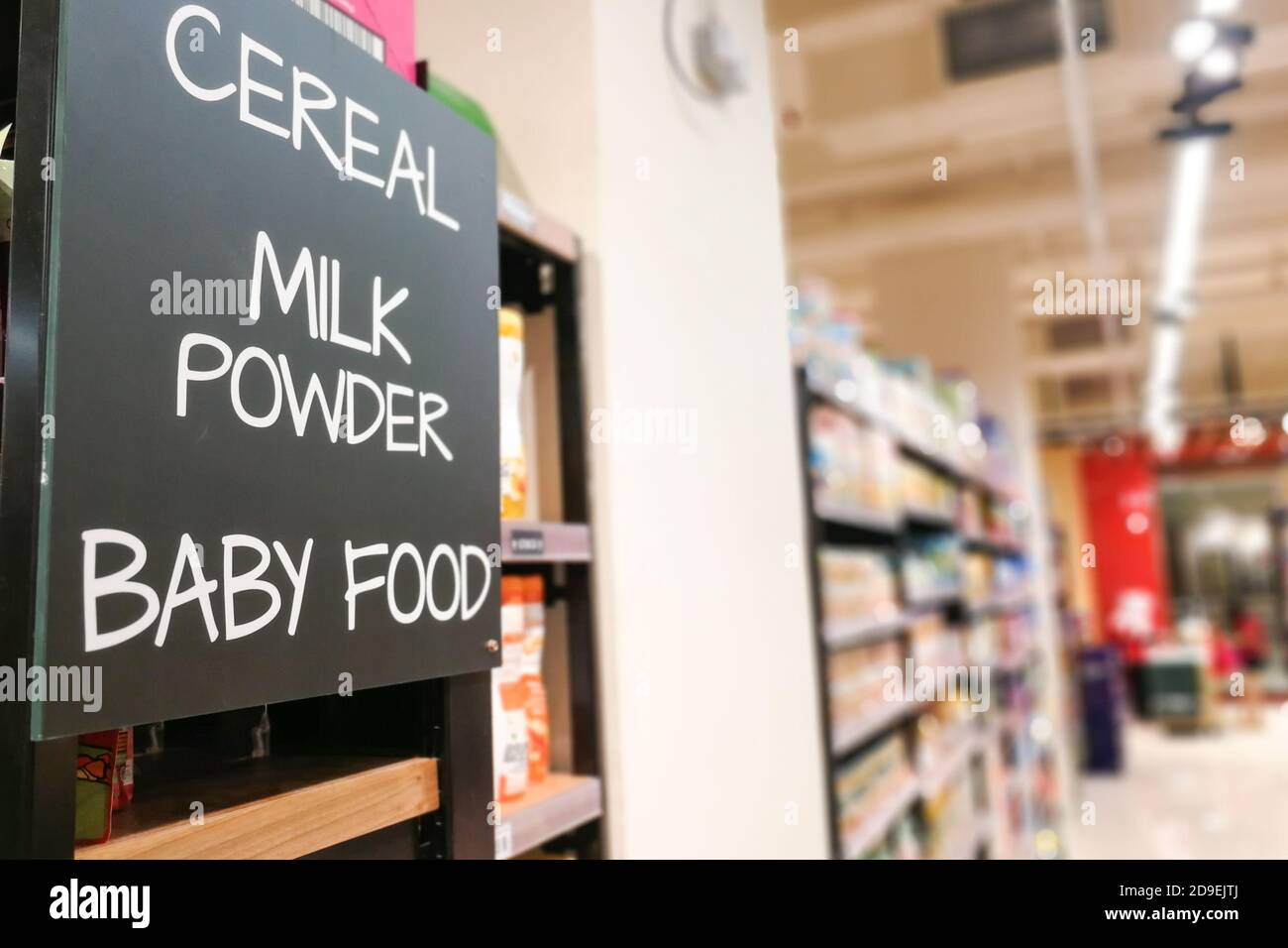 Cereali, latte in polvere, prodotti alimentari per bambini, corridoio al supermercato Foto Stock