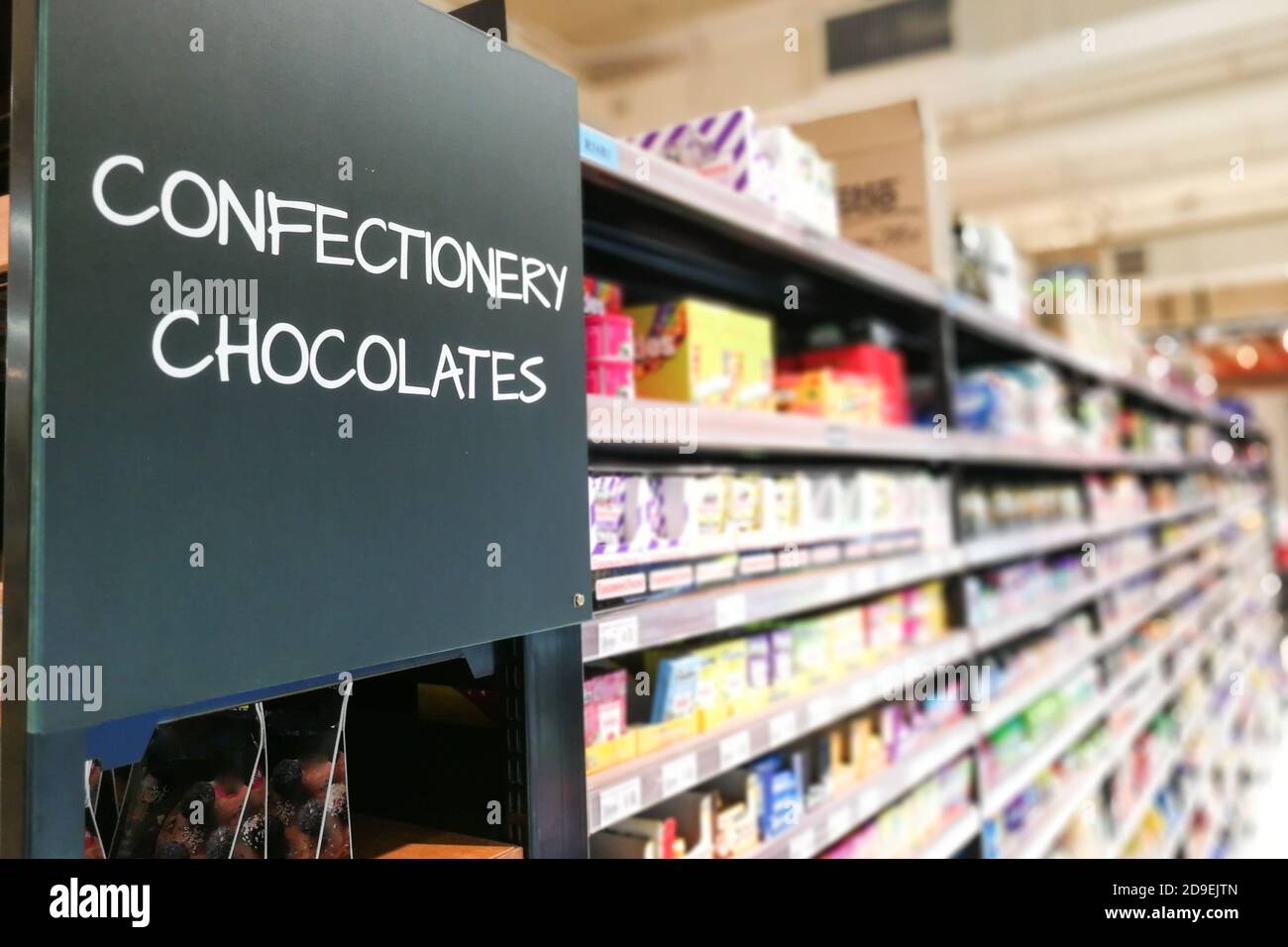 Pasticceria, alimentari al cioccolato, corridoio di categoria al supermercato Foto Stock