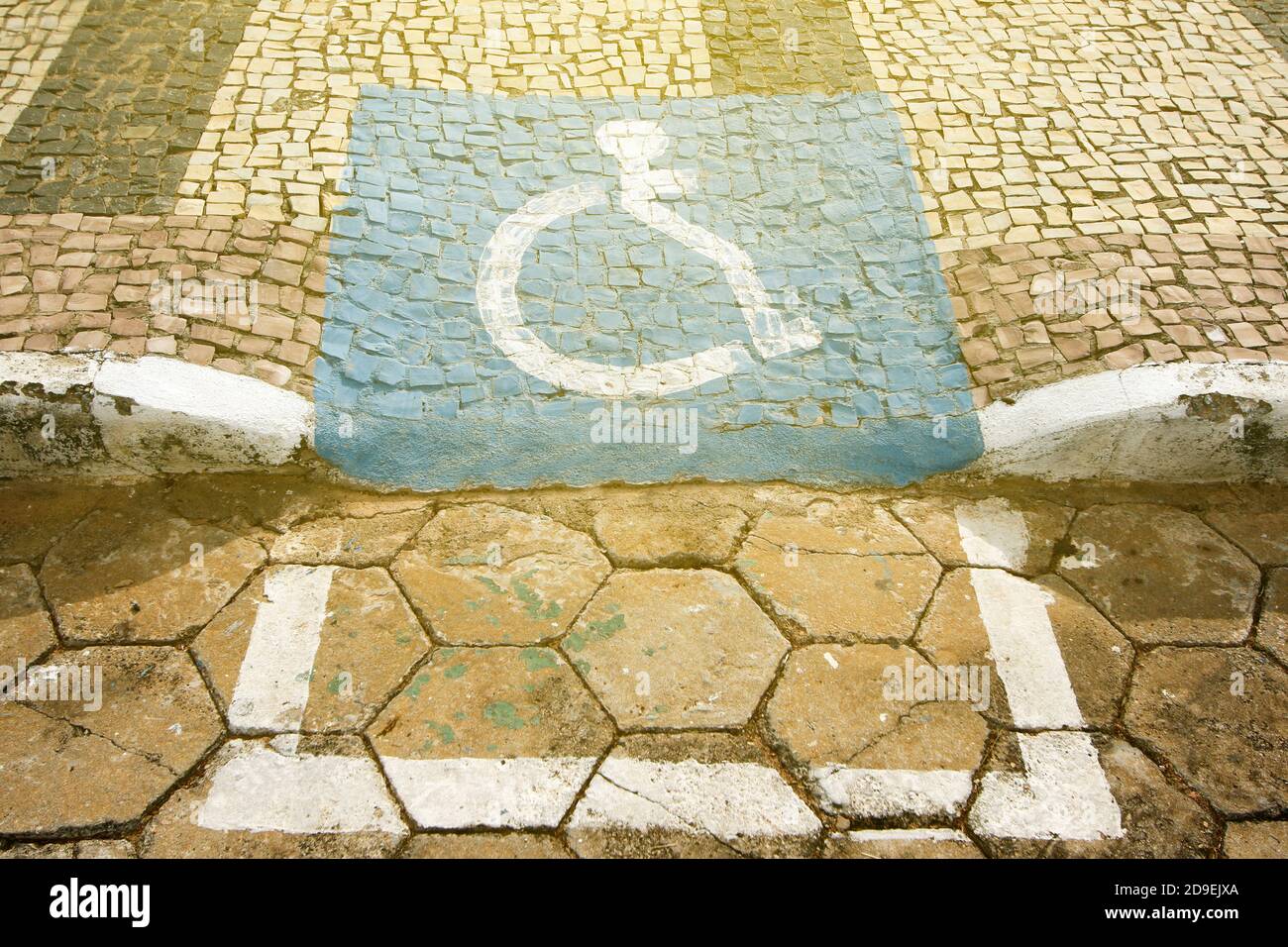 rampa di accesso per utenti su sedia a rotelle con simbolo di accessibilità Foto Stock