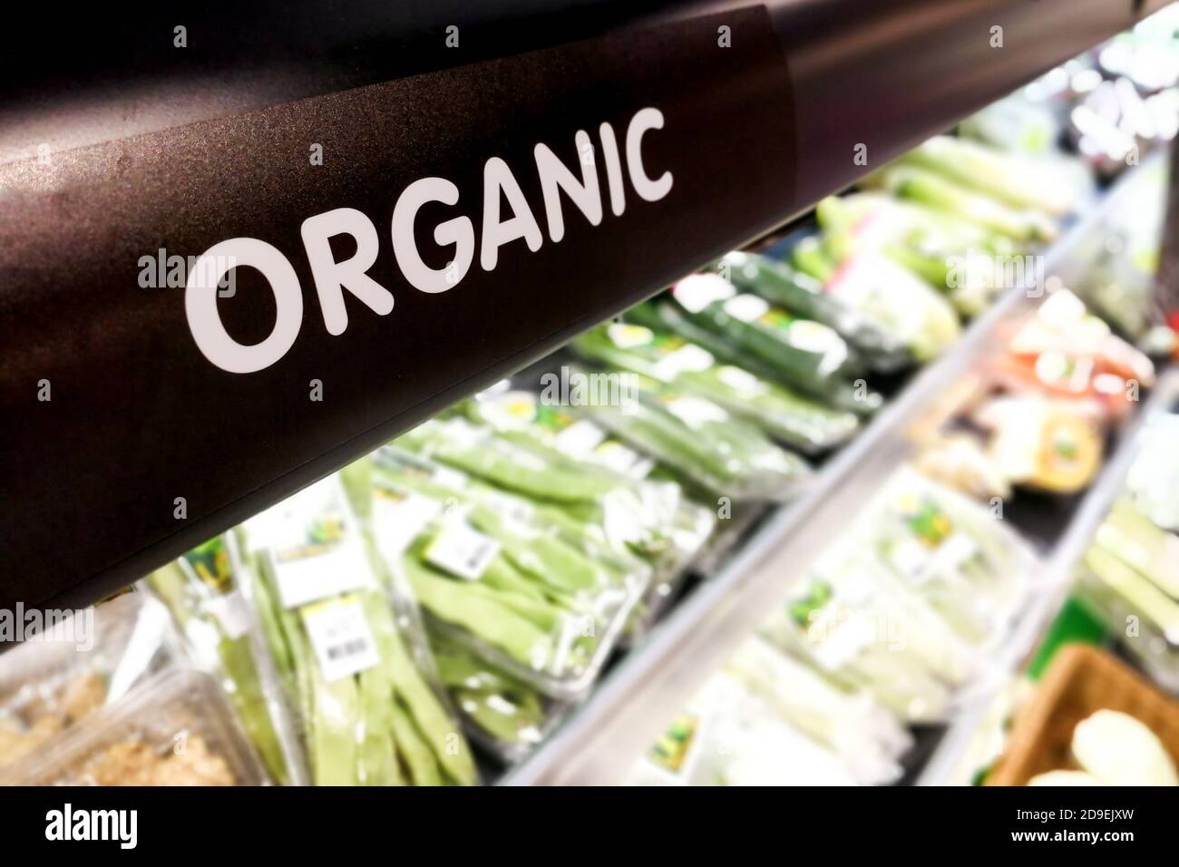 Insegne biologiche presso la sezione di frutta e verdura del supermercato Foto Stock
