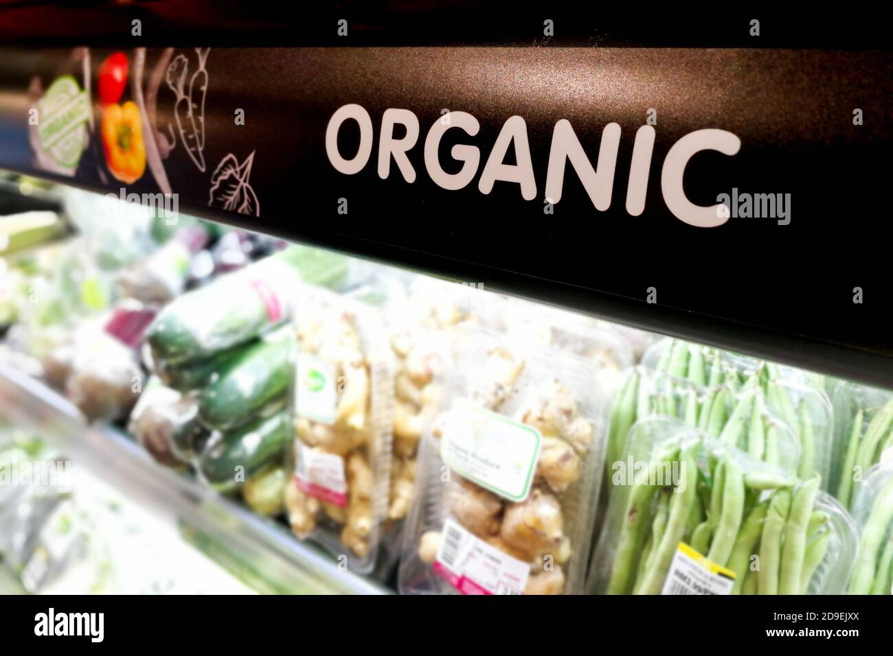 Insegne biologiche presso la sezione di frutta e verdura del supermercato Foto Stock