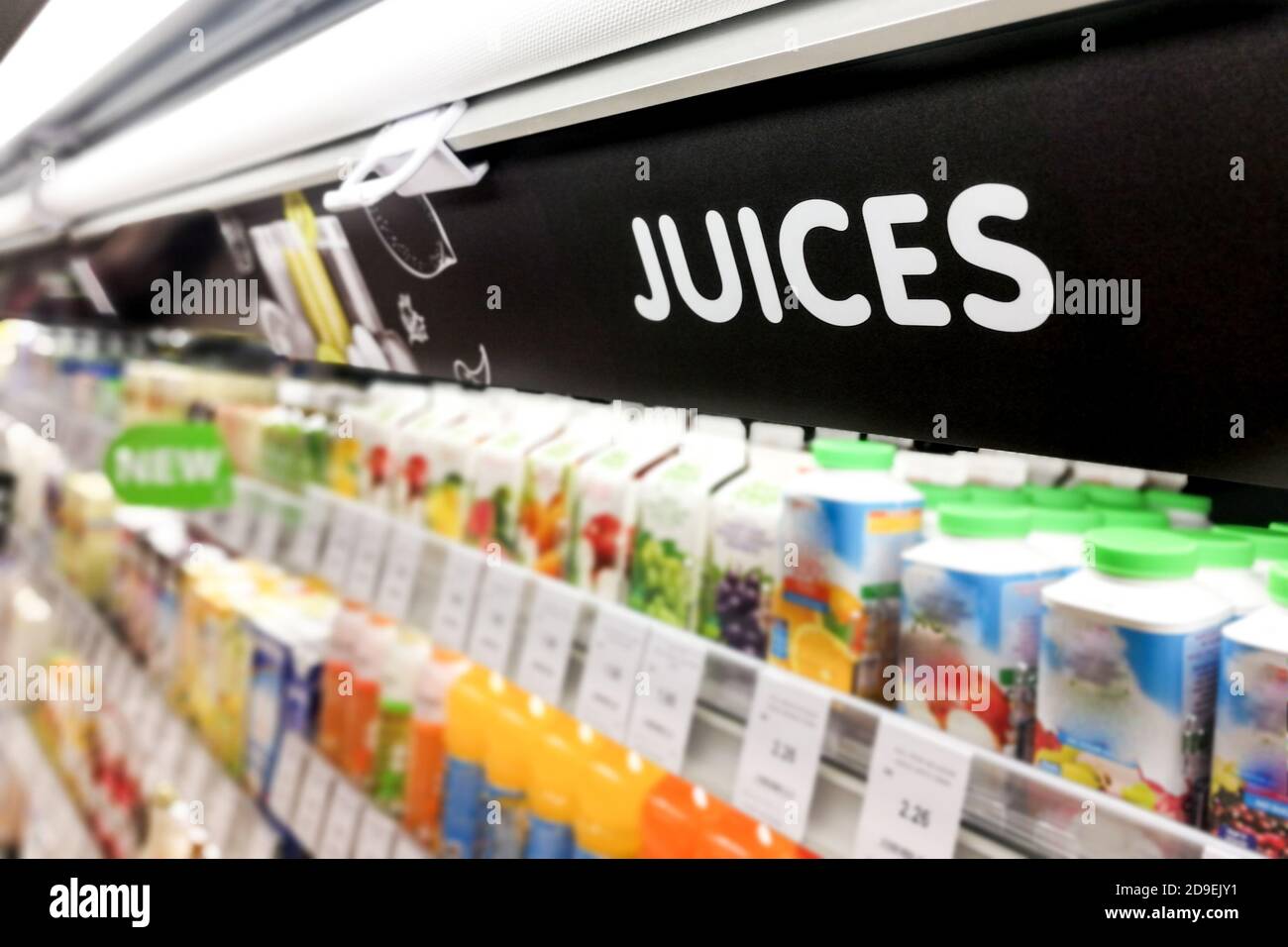 Cartello succhi nella sezione frigo fresco del supermercato Foto Stock