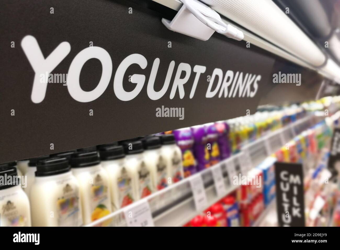 Cartello yogurt presso la sezione frigo fresco del supermercato Foto Stock