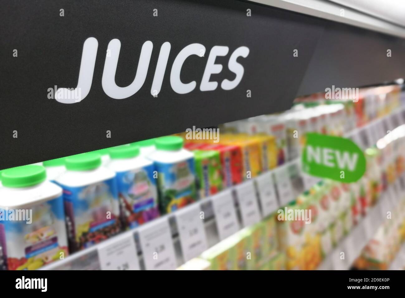 Cartello succhi nella sezione frigo fresco del supermercato Foto Stock