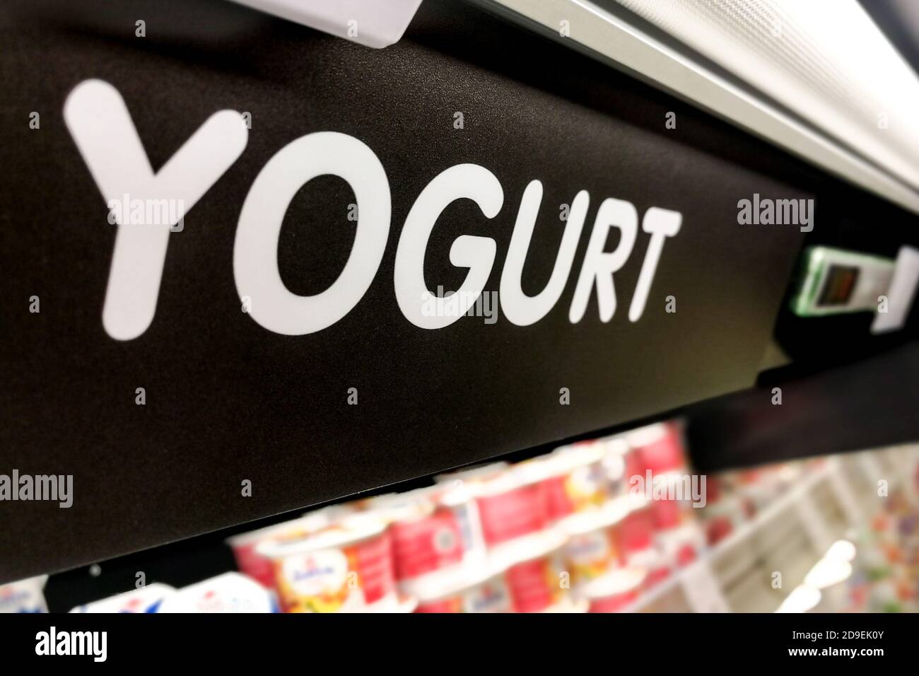 Cartello yogurt presso la sezione frigo fresco del supermercato Foto Stock