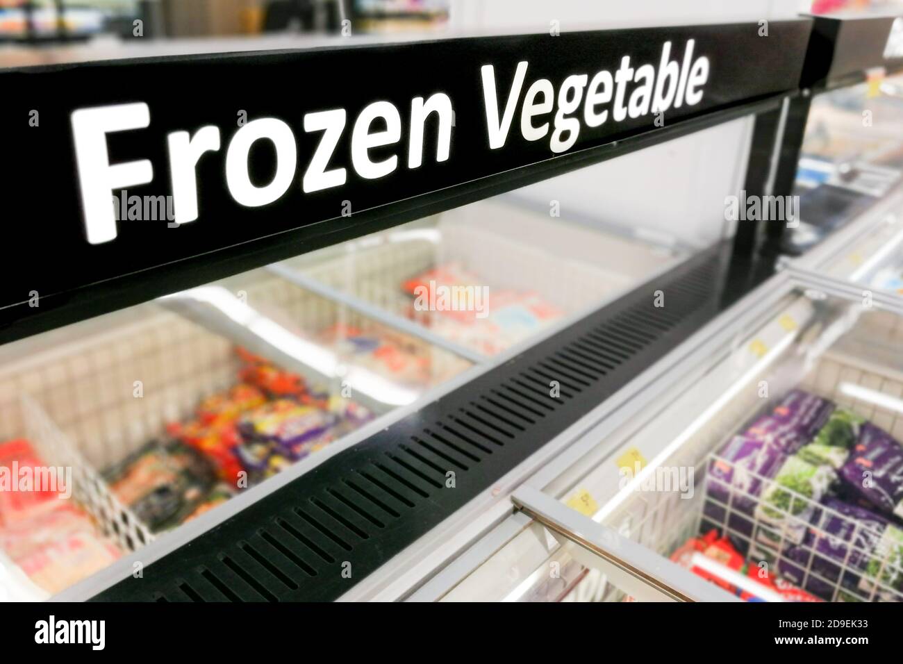 Segnaletica per verdure surgelate presso il supermercato della sezione refrigerata Foto Stock