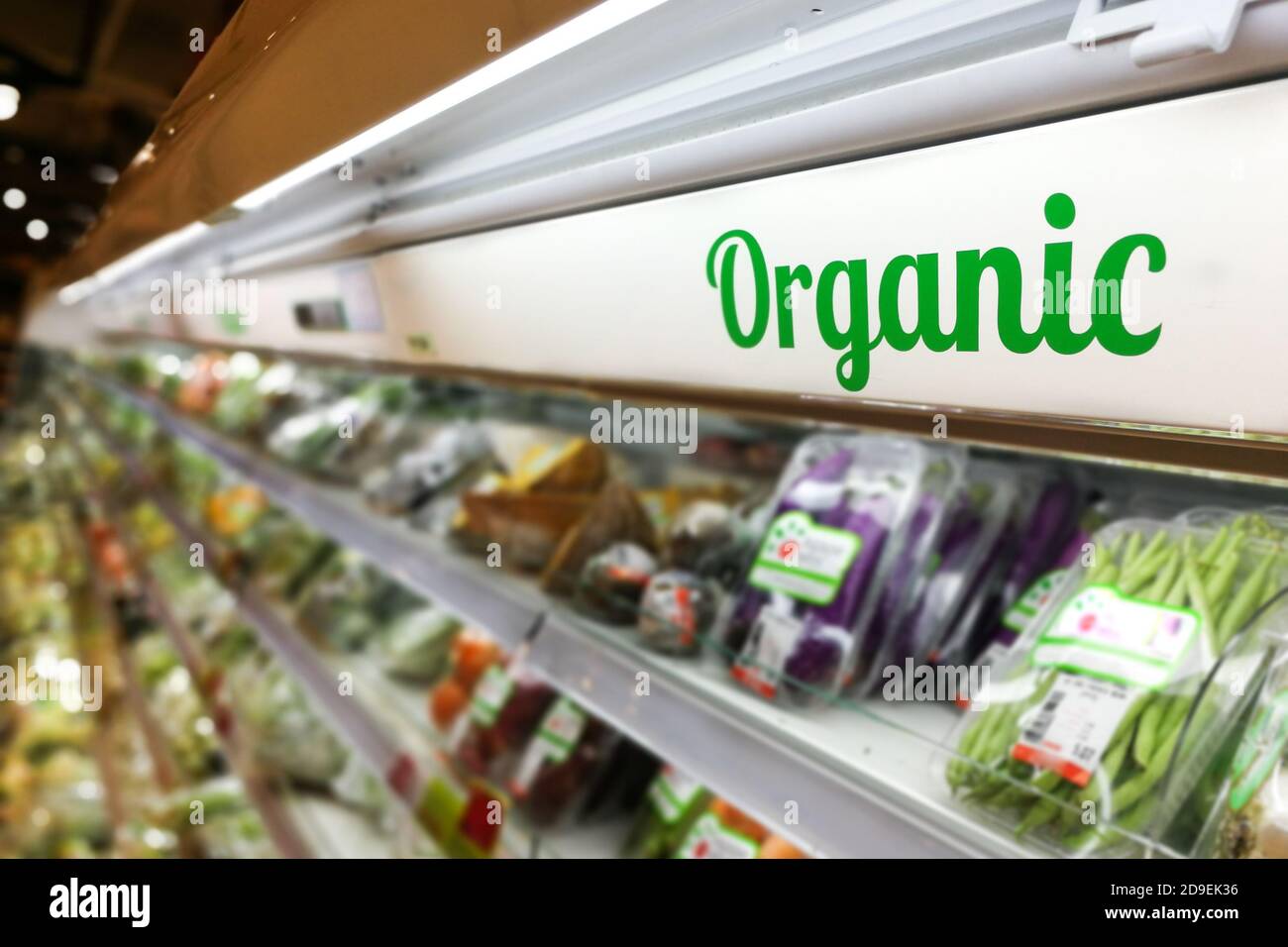 Insegne biologiche presso la sezione di frutta e verdura del supermercato Foto Stock