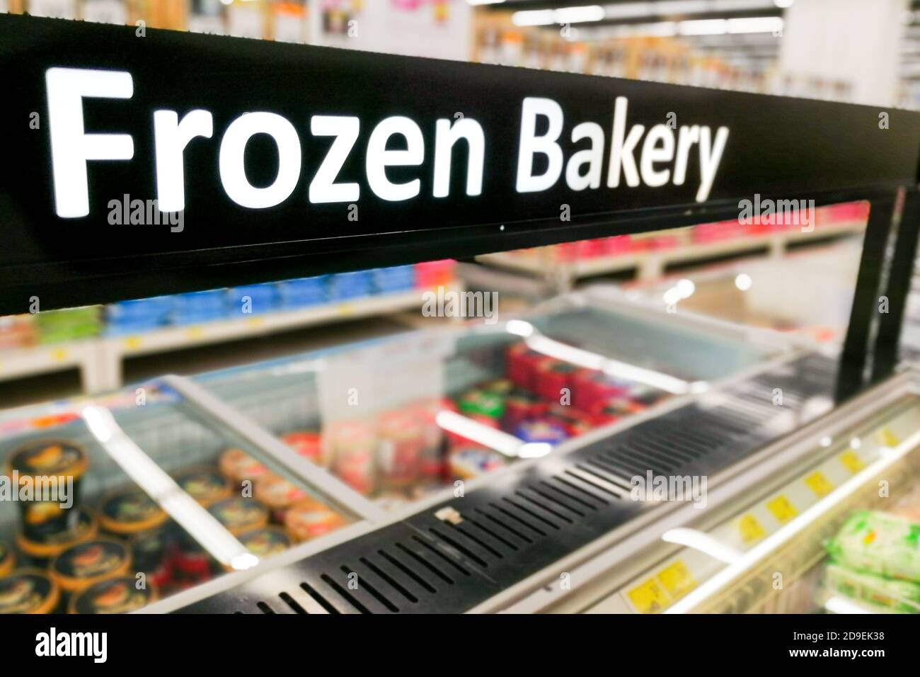 Cartello di prodotti da forno surgelati presso il supermercato della sezione refrigerata Foto Stock