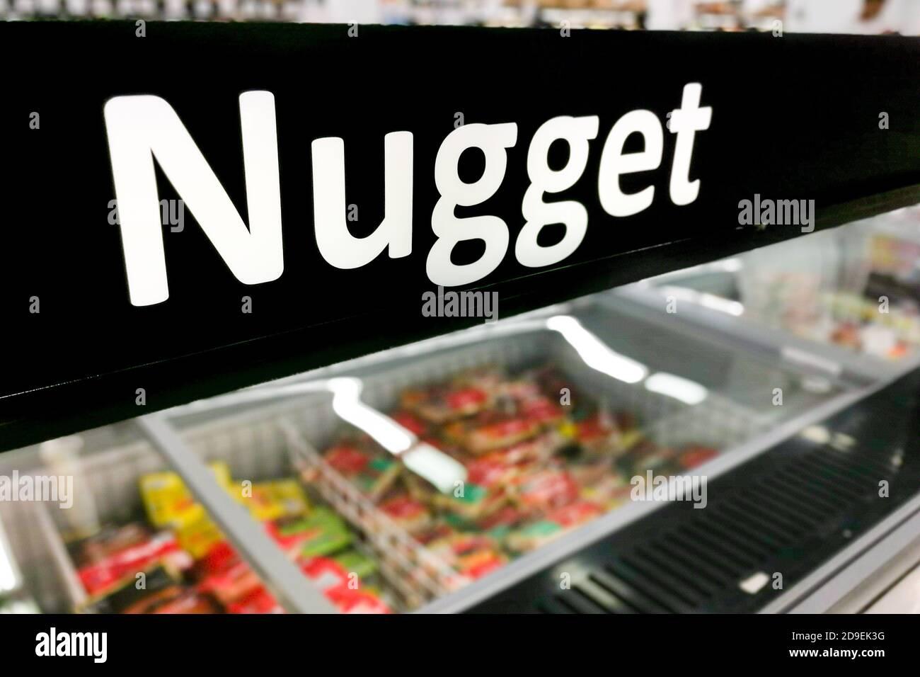 Cartello con la dicitura "Nugget" presso la sezione fresca del supermercato Foto Stock