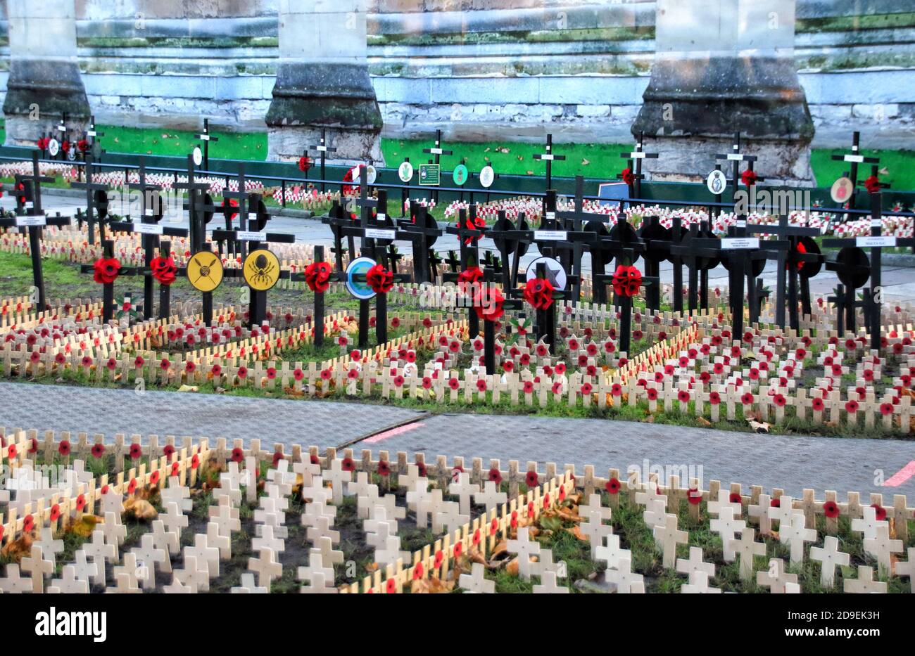 Un certo numero di croci e papaveri sono collocati da una varietà di reggimenti militari e organizzazioni di fronte all'Abbazia prima del giorno della memoria servizio. Centinaia di croci con papaveri sono state posate nei terreni dell'abbazia in preparazione per il servizio di giorno della memoria all'Abbazia di Westminster. Foto Stock