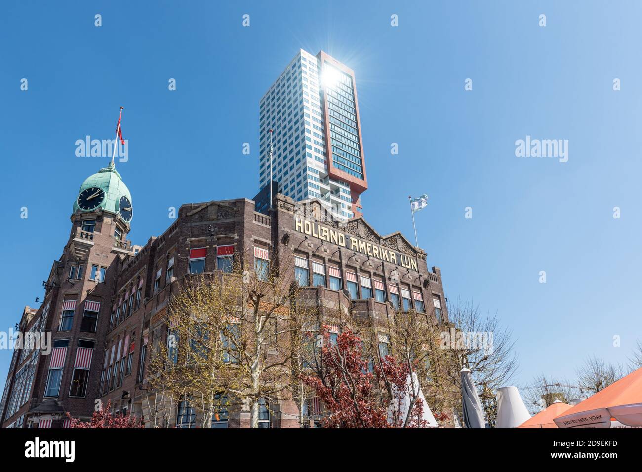 Rotterdam, Paesi Bassi - 18 Aprile 2019 : Hotel New York edificio contro il cielo azzurro a Rotterdam Foto Stock