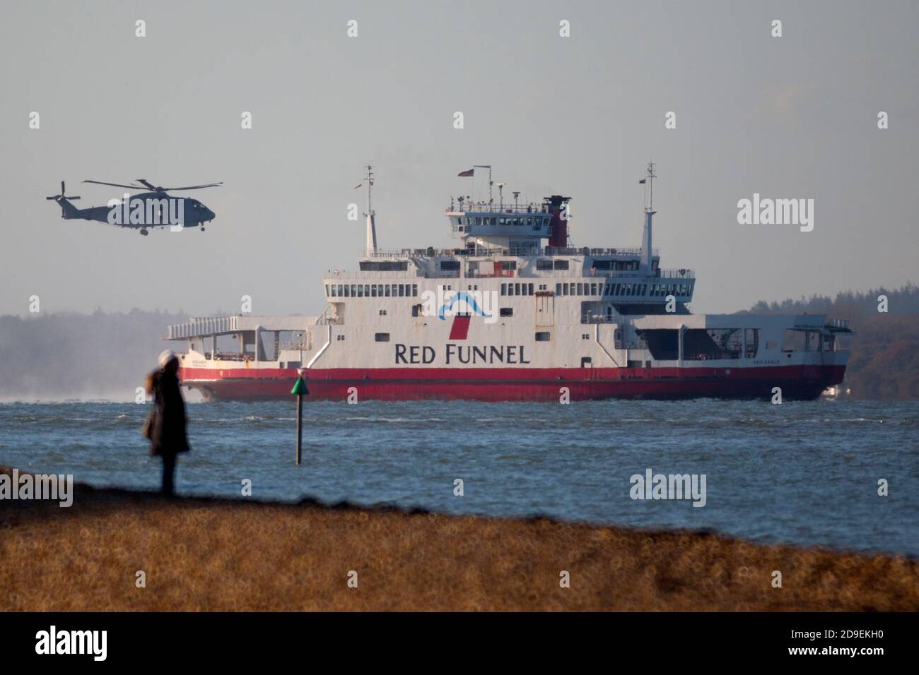 Funnel rosso, traghetto auto, esercizio, SBS, militare, combinato, elicottero, Merlin, AW101, AugustaWestland, Royal Navy, Anti sottomarino, guerra, trasporto, ricerca Foto Stock