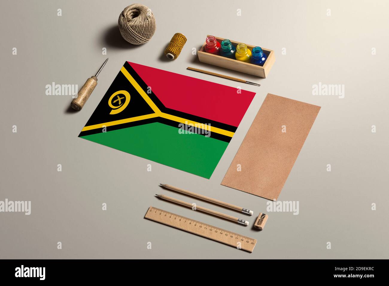 Vanuatu calligrafia concetto, accessori e strumenti per bella scrittura a  mano, matite, penne, inchiostro, pennello, carta artigianale e cartoncino  artigianale su legno Foto stock - Alamy